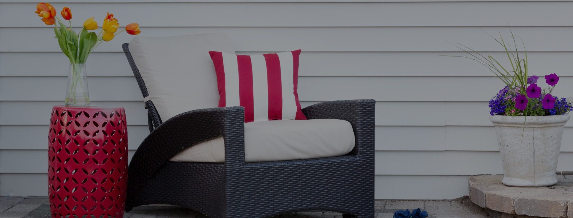 It features a large paved<br />
patio with outdoor seating